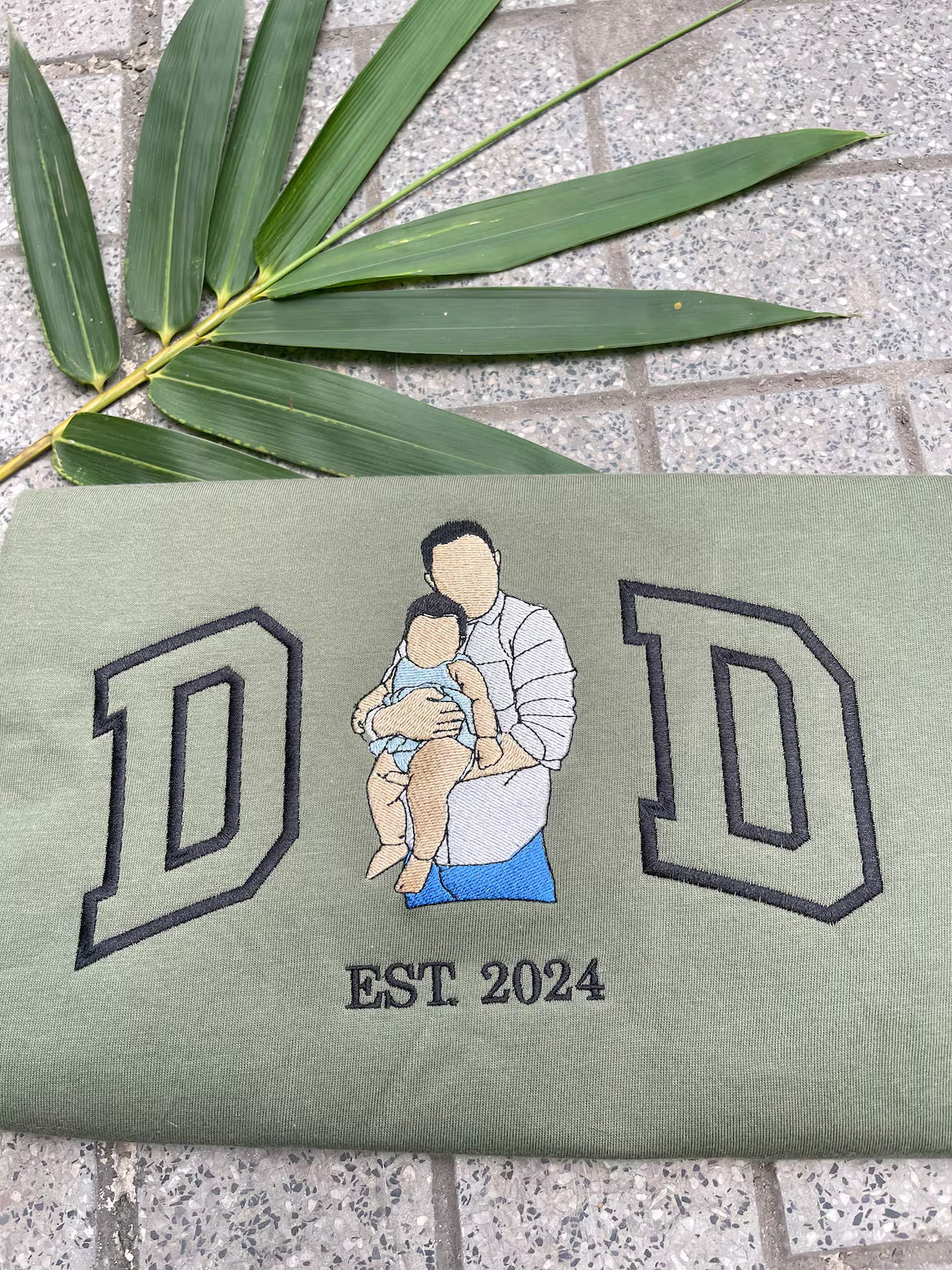 A Papa T-shirt with a photo and a sweatshirt separately embroidered with the portraits of the father and the child